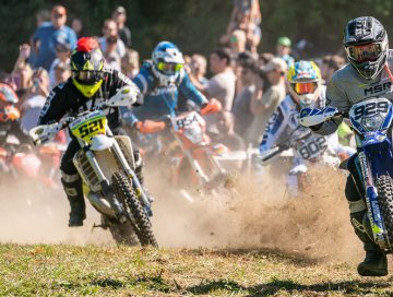  Description: 521 is roosting hard, chasing the podium and sending it through the sketchy line! 